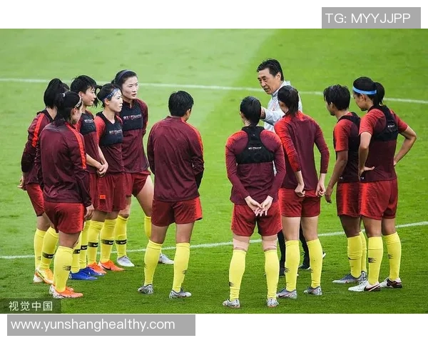 聚力体育美女足球记者揭秘赛场背后的故事与魅力